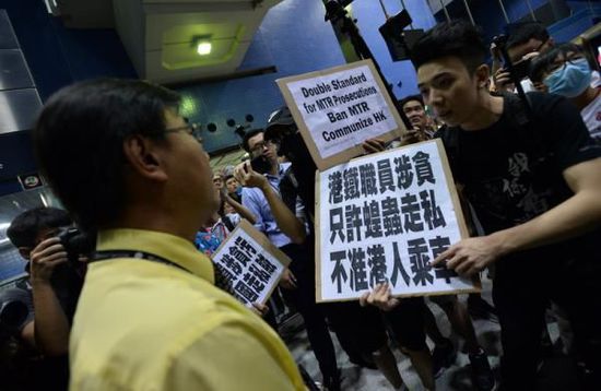 香港激进团体被曝地铁内挥龙狮旗 阻内陆人乘车