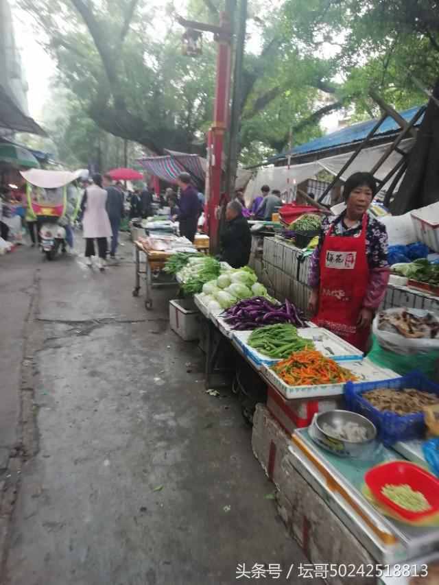 福安市甘棠菜西门菜市场外的摊位，每天生意火爆